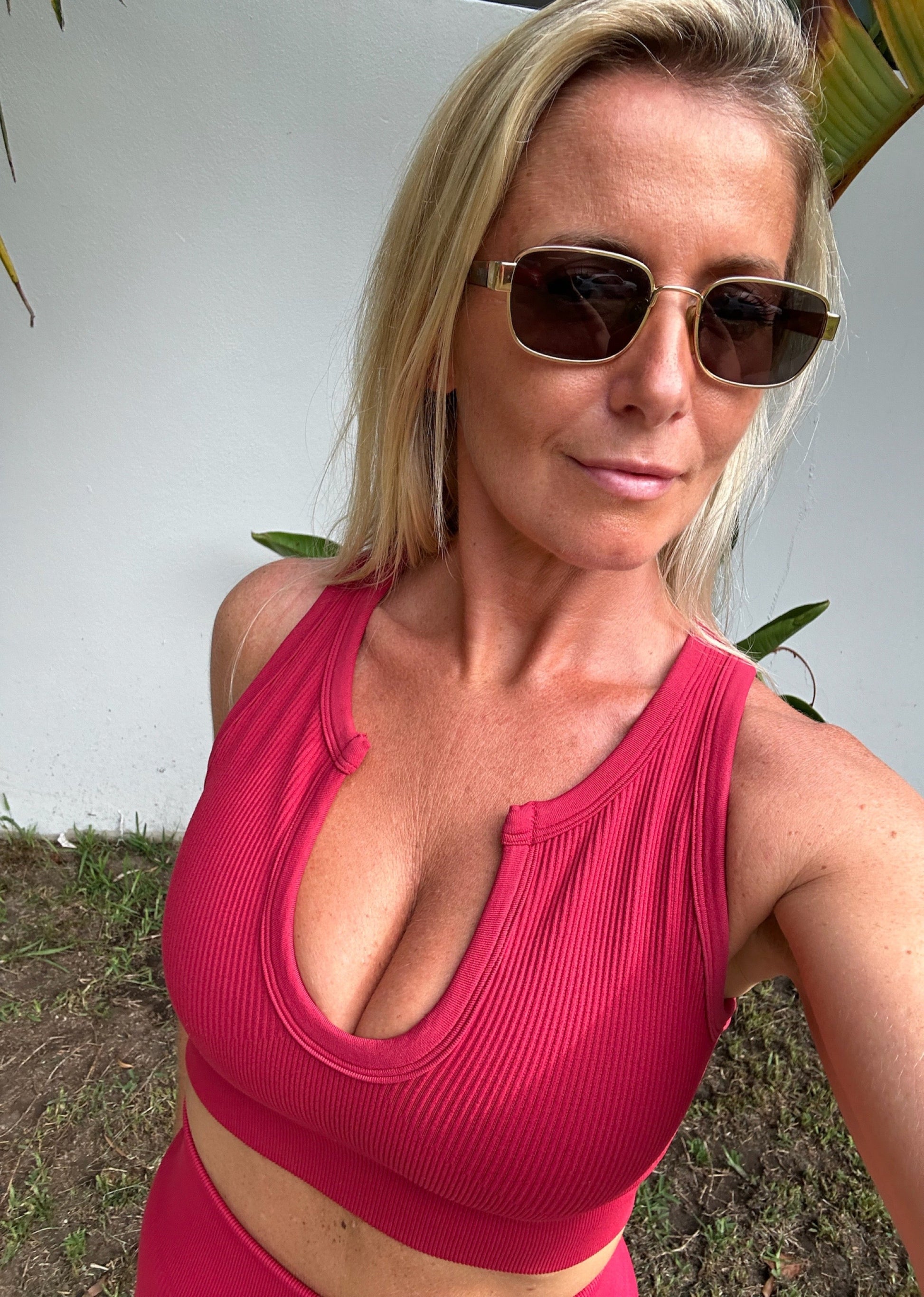 Amber Maxwell red ribbed Eva crop close-up texture