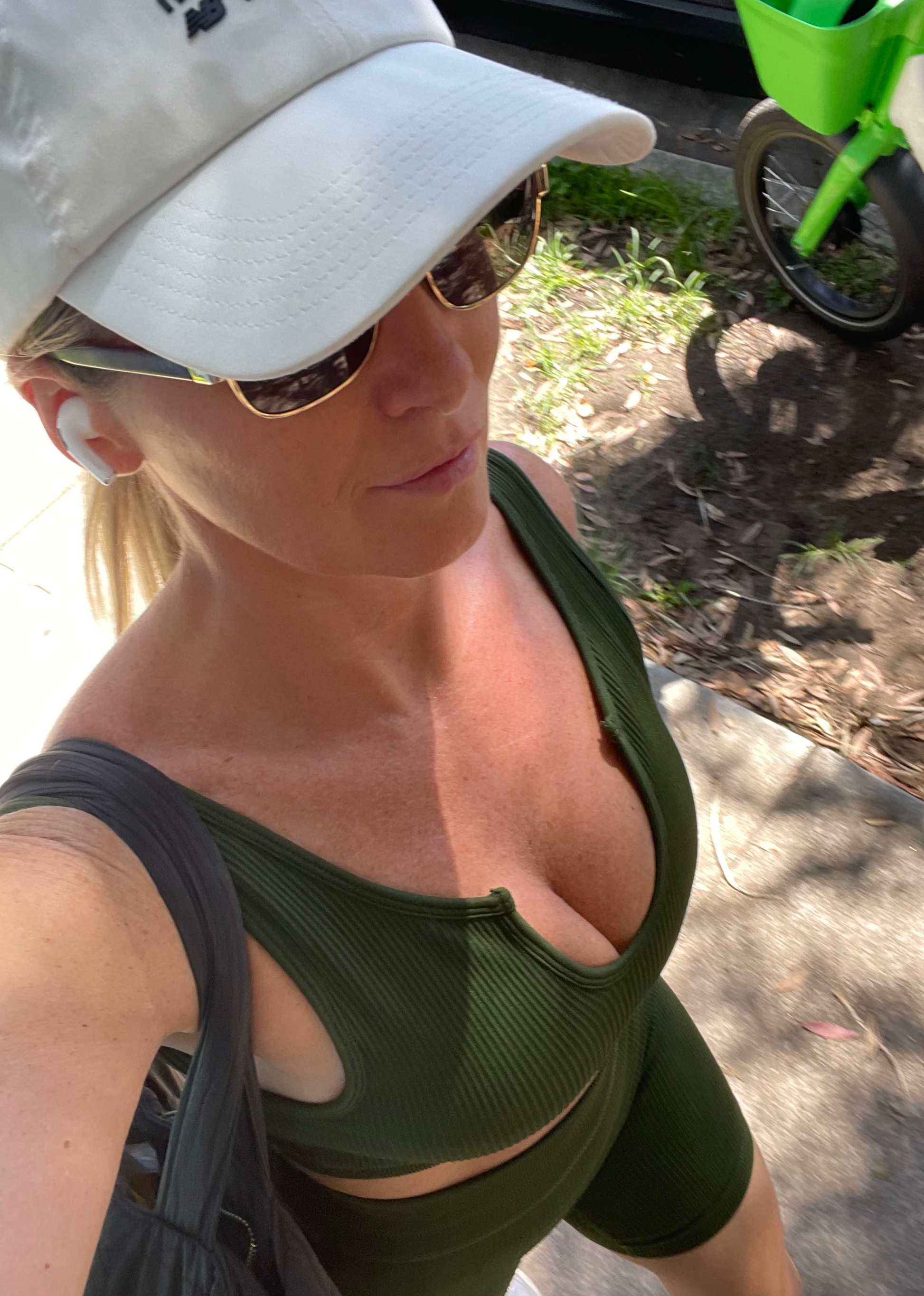 Amber Maxwell Gigi crop in forest ribbed fabric front view